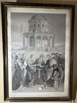 une vieille photo montrant un groupe de personnes assises devant un bâtiment