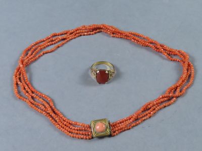 gros plan d'un collier et d'une bague sur une table