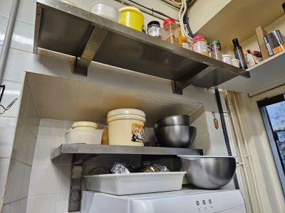 une machine à laver et un sèche-linge dans une petite cuisine
