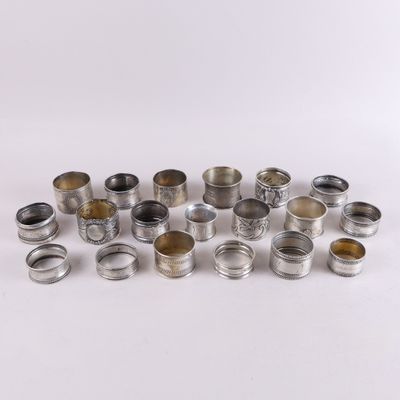 un assortiment de serviettes et de porte-serviettes en argent et en laiton