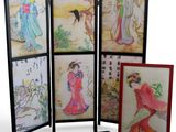 trois tableaux asiatiques encadrés représentant des femmes et des oiseaux sur fond blanc