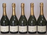 six bouteilles de champagne alignées sur une table