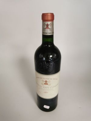 une bouteille de vin posée sur une table
