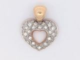 un gros plan d'un pendentif en forme de cœur en diamant sur fond blanc