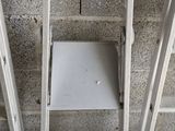 deux échelles fixées au mur