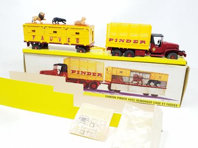 une boîte sur laquelle est représenté un petit train, avec un chien posé dessus