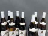 plusieurs bouteilles de vin sont alignées sur une table