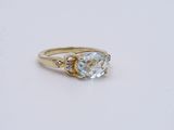 Gros plan sur une bague en or ornée d'une topaze bleue