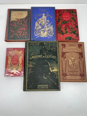 de nombreux livres posés sur une table blanche