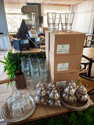 beaucoup d'argenterie sur une table dans une pièce