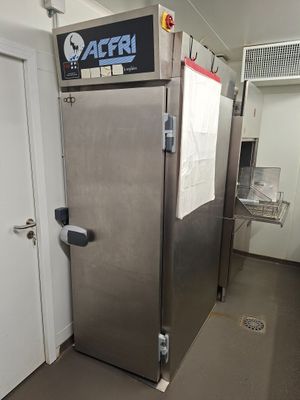 un réfrigérateur en acier inoxydable avec une affiche sur la porte