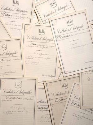 une pile de vieux papiers sur lesquels il y a des inscriptions