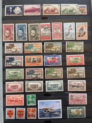 une photo d'une collection de timbres exposée