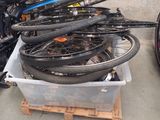 beaucoup de vélos posés sur une palette