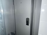 une petite salle de bains avec des toilettes et une cabine de douche