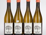 trois bouteilles de vin sont alignées sur une surface blanche