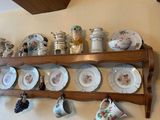 une étagère sur laquelle sont posées plusieurs assiettes et tasses