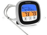 un gros plan d'un thermomètre sur fond blanc
