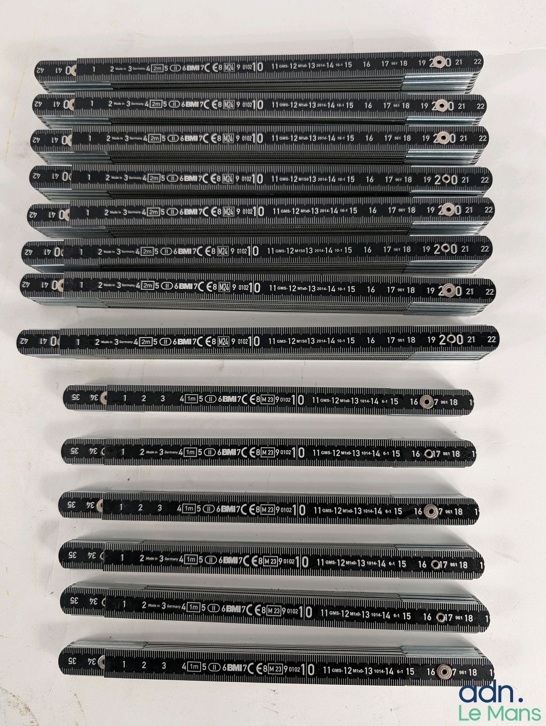 Lot de 14 règles pliantes en métal, dont 8 de 2 mètres et 6 …