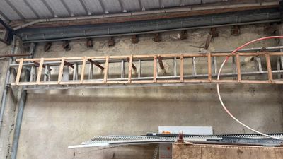 une échelle fixée au plafond d'un immeuble