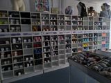une pièce remplie d'une multitude de fournitures de loisirs créatifs de toutes sortes