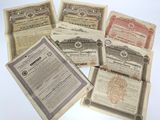 six anciens certificats papier sont empilés les uns sur les autres