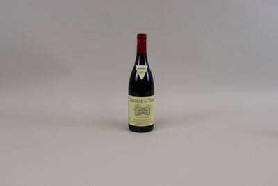 une bouteille de vin posée sur une table