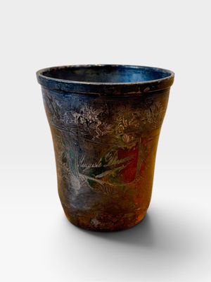 un gros plan d'une tasse posée sur une surface blanche