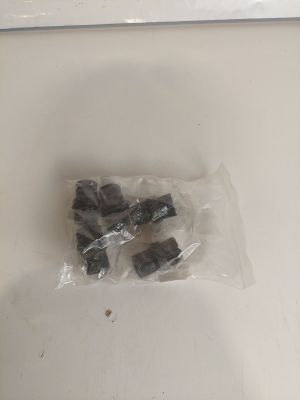 un sachet de chocolats posé sur un comptoir à côté d'une tasse