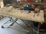 une table sur laquelle sont posés de nombreux outils, dans un garage