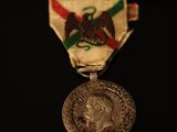 l'image d'une médaille sur fond noir
