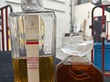 deux flacons de parfum posés l'un à côté de l'autre sur une table