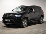 La Jeep Compass est garée dans le garage d'un immeuble