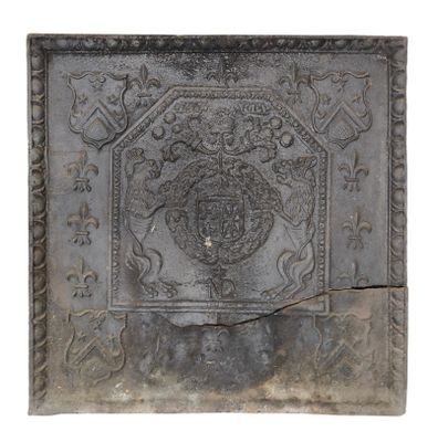 une vieille boîte métallique ornée d'un motif décoratif