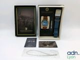 une boîte contenant une montre et d'autres objets