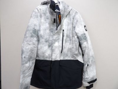 La veste est suspendue à un cintre dans un coin de la pièce.
