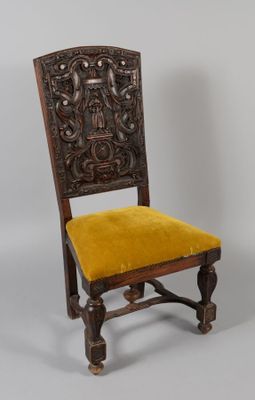 une vieille chaise en bois avec une assise en velours jaune et un dossier sculpté