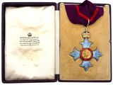 une médaille violette et dorée dans un écrin orné d'un ruban violet