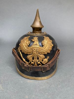 un casque noir et doré orné d'un aigle doré