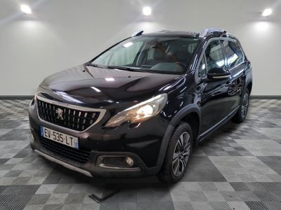 la voiture noire est garée dans le garage sur le sol en damier