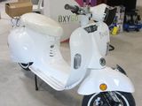 un scooter blanc garé dans un garage