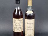 deux bouteilles de vin posées l'une à côté de l'autre sur une table