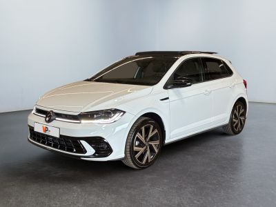 une Volkswagen Polo break blanche garée dans une pièce blanche