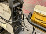 une photo d'une machine à souder dans une usine