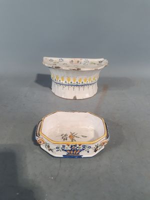 deux pièces de poterie posées l'une à côté de l'autre sur une table