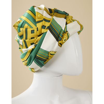 HERMÈS, Turban en twill de soie verte et or imprimé du dessi…