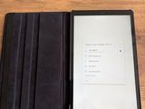 une photo d'une tablette posée sur une table en bois