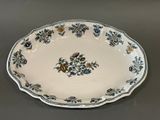 une assiette blanche décorée de fleurs bleues et jaunes