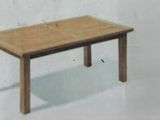 une petite table en bois d'où dépasse un morceau de bois