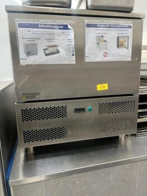 une machine posée sur le comptoir d'une cuisine